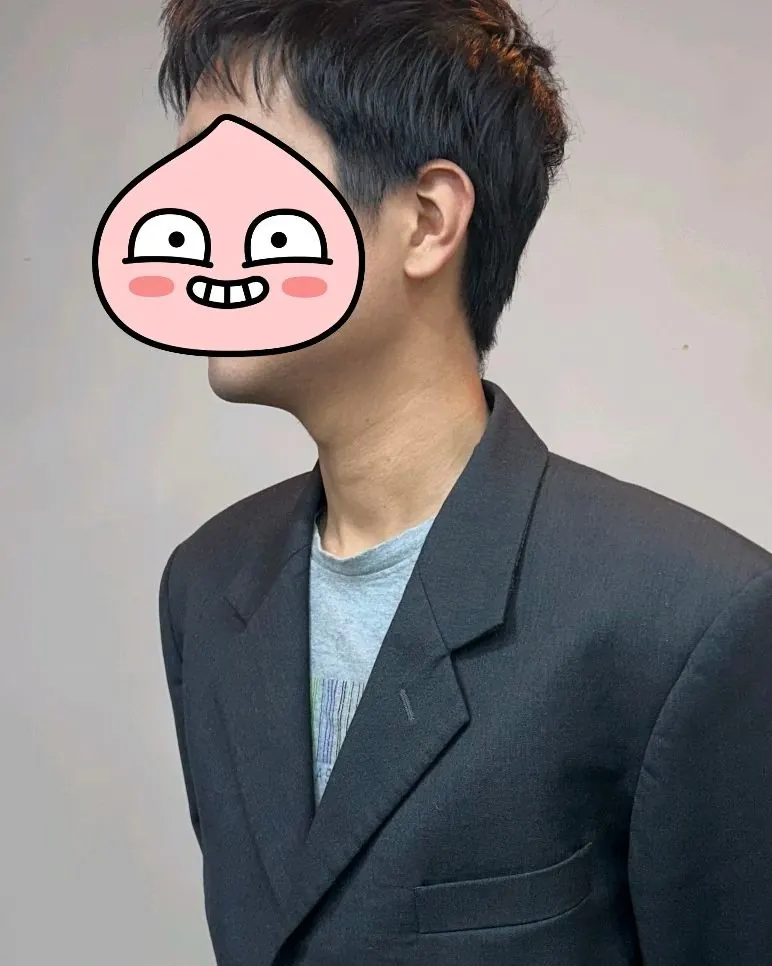 남성 정장 차림의 헤어 스타일링