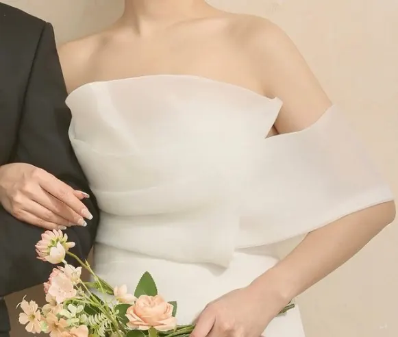 웨딩 드레스와 부케